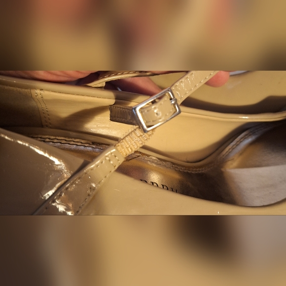 🐼CHINESE LAUNDRY women's beige heels. Close toed with buckle straps. Size 10 - Picture 7 of 11